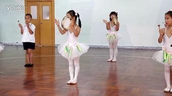 幼儿雨伞舞蹈教学视频,欢快雨中乐舞体验